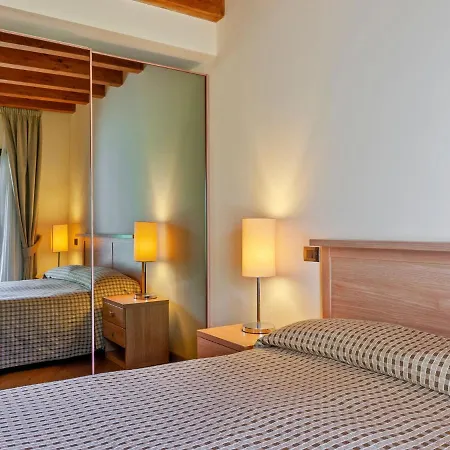 Modern Holiday In With Garden بيت للعطل